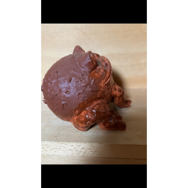 Tonkröte als Kunstwerk Braun Eine matte oder glänzende braune Glasur k