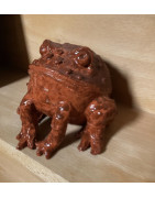 Tonkröte als Kunstwerk Braun Eine matte oder glänzende braune Glasur k