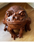 Tonkröte als Kunstwerk Braun Eine matte oder glänzende braune Glasur k