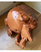 Tonkröte als Kunstwerk Braun Eine matte oder glänzende braune Glasur k